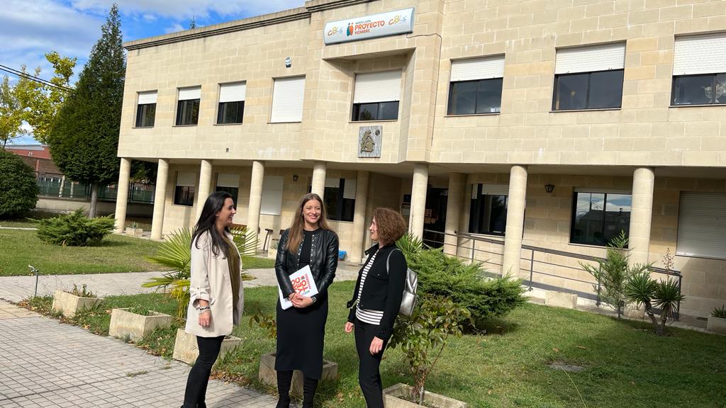 Cristina González, Ester Muñoz y Silvia Franco, ante la sede de Proyecto Hombre en Ponferrada