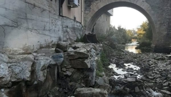 Escollera del río Valcarce en Villafranca del Bierzo