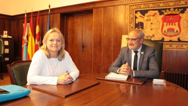 La directora de la Fundación Bas Van de Goor, Petra Seegers, junto al alcalde de Ponferrada, Olegario Ramón