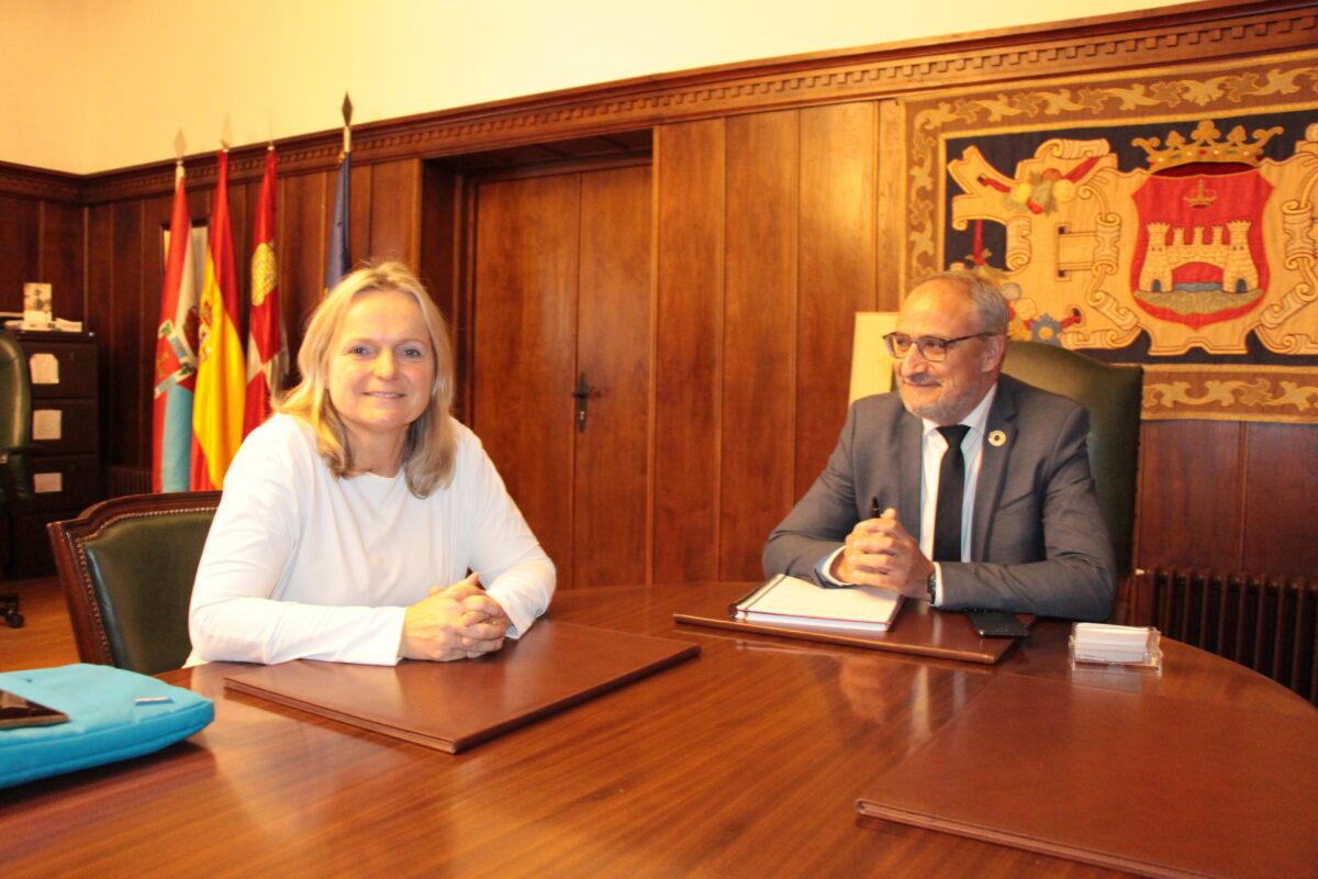 La directora de la Fundación Bas Van de Goor, Petra Seegers, junto al alcalde de Ponferrada, Olegario Ramón