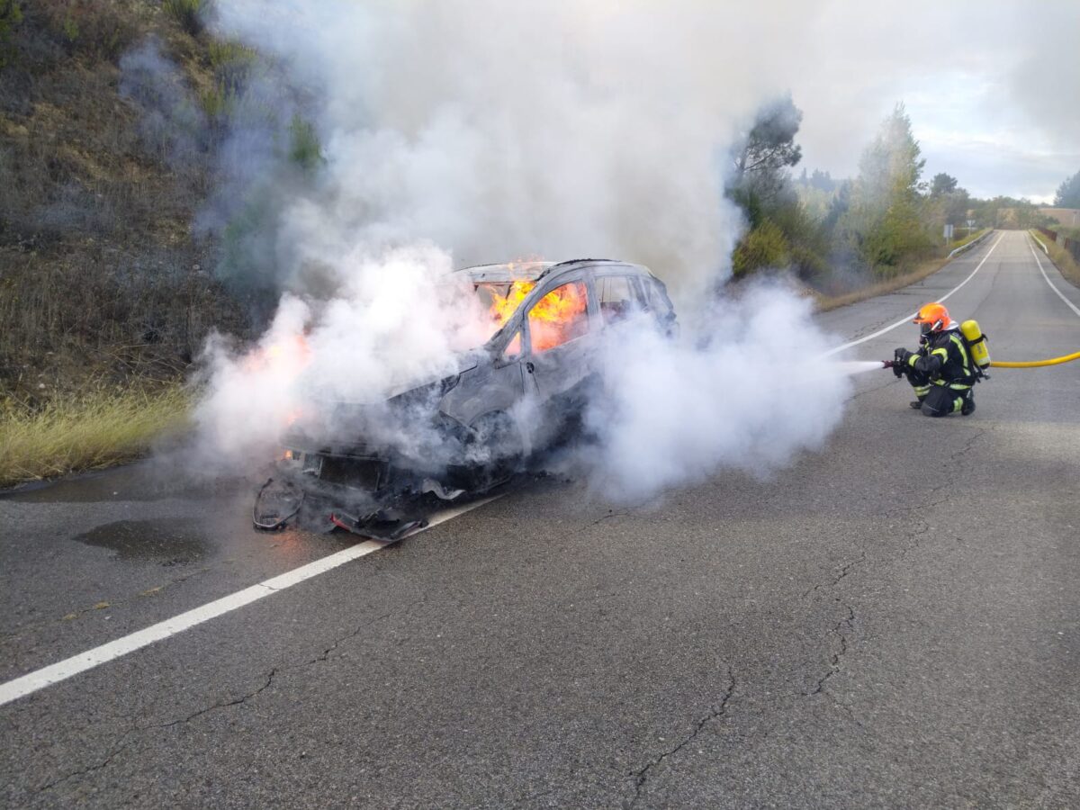 Incendio de un vehículo en Fresnedo