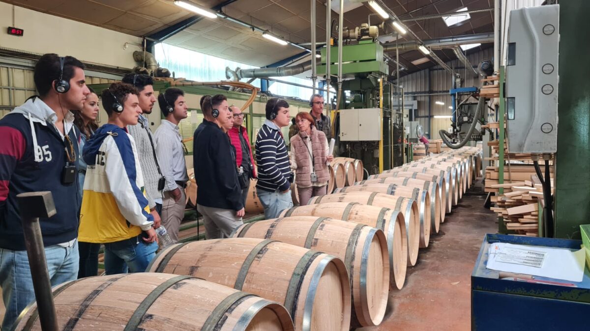 Visita de los alumnos de la ULE a una fábrica de barricas de roble francés