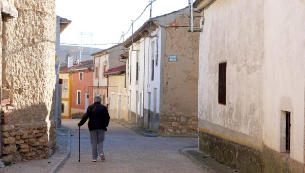 Una mujer camina por la calle de un pueblo de Valladolid