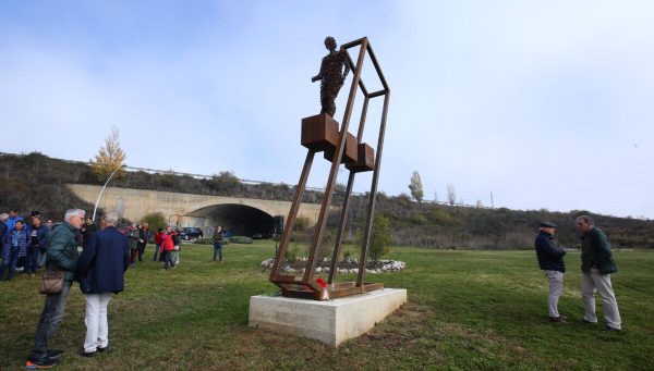 Escultura de homenaje a los republicanos fusilados en Montearenas