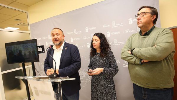 El presidente del Gerardo Álvarez Courel, Laura Fernández y José Manuel Pereira presentaron la oferta turística del Bierzo en Intur 2022