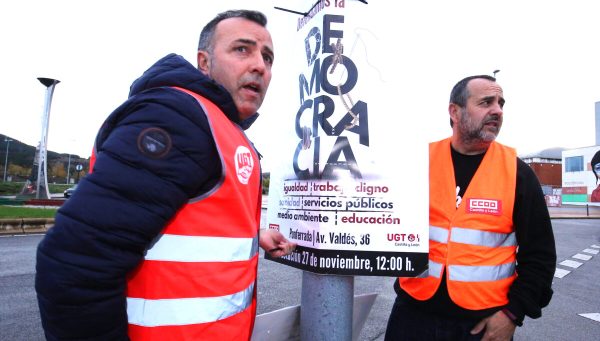 Los secretarios comarcales de UGT y CCOO, Omar Rodríguez (I) y Ursicino Sánchez (D), durante el acto de pegada de carteles para la manifestación 'Defendamos la democracia' del 27 de noviembre