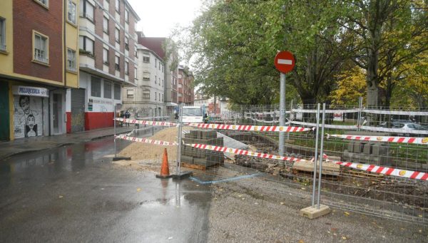 Obras en la calle Embalse de Bárcena de Ponferrada. / QUINITO