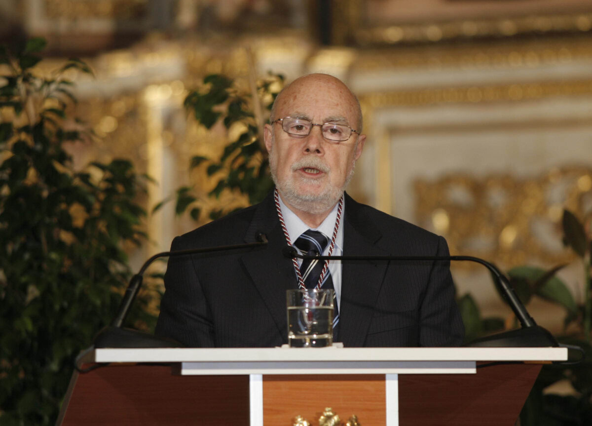 Intervención de Raúl Guerra Garrido en nombre de los premiados en el Monasterio de La Vid (Burgos). / Ricardo Ordóñez