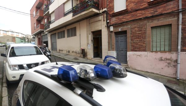 Un detenido por la muerte violenta de una mujer en su vivienda de la calle Pedro de Dios del barrio San Esteban de León. / ICAL