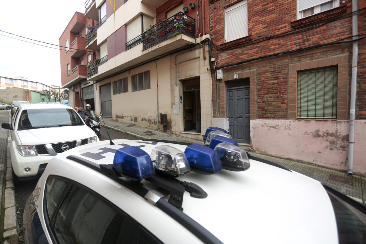 Un detenido por la muerte violenta de una mujer en su vivienda de la calle Pedro de Dios del barrio San Esteban de León. / ICAL