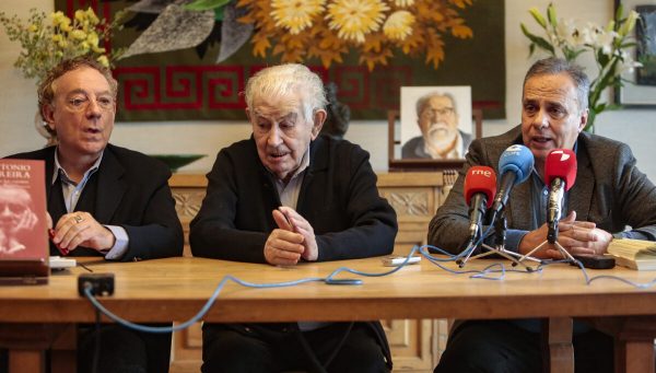 Los poetas Antonio Gamoneda y Juan Carlos Mestre y el director-gerente de la Fundación Antonio Pereira, Joaquín Otero Pereira, presentan el Premio Internacional de Poesía Centenario Antonio Pereira y la edición ‘Todos los poemas y todos los cuentos’ de Antonio Pereira, editada por Siruela con motivo del centenario del autor. / ICAL