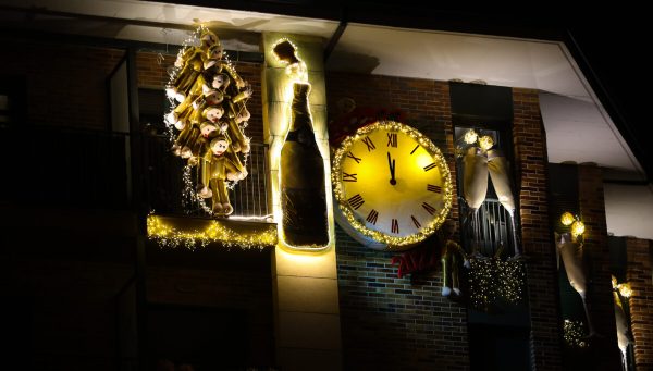 Fachada con iluminación navideña en Ponferrada. / Quinito