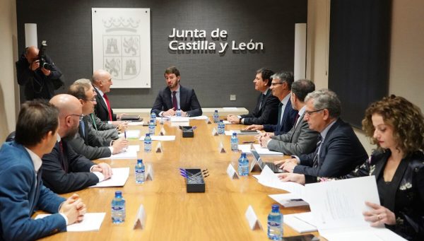 El vicepresidente de la Junta de Castilla y León, Juan García-Gallardo, preside la constitución de la Comisión de Simplificación, Eliminación y Reducción de Cargas y Trabas administrativas