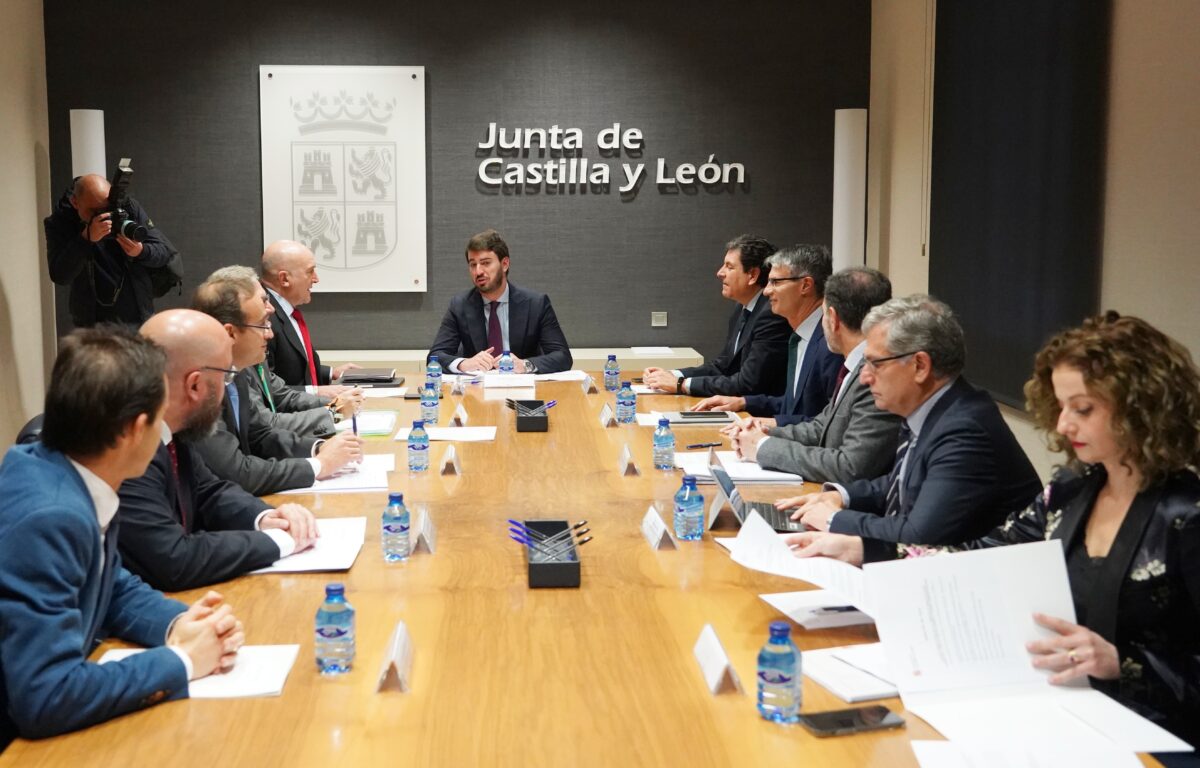 El vicepresidente de la Junta de Castilla y León, Juan García-Gallardo, preside la constitución de la Comisión de Simplificación, Eliminación y Reducción de Cargas y Trabas administrativas