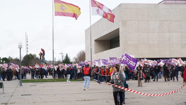 Los sindicatos CCOO y UGT se concentran a las puertas de las Cortes de Castilla y León para denunciar los presupuestos de la Junta, que los consideran “antisociales”