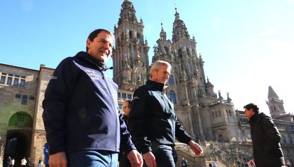 El presidente de la Junta de Castilla y León, Alfonso Fernández Mañueco, junto al presidente de la Xunta de Galicia, Alfonso Rueda, realizan un tramo de la etapa del Camino de Santiago que concluye en la Plaza del Obradoiro