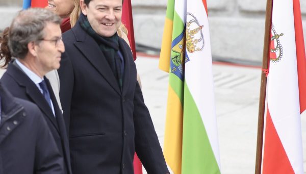 Los presidentes aiutonomicos de Andalucia, Madrid y Castilla y Leoón junto al presidente del PP Alberto Nuñez Feijoo, en los actos del Día de la Constitución.