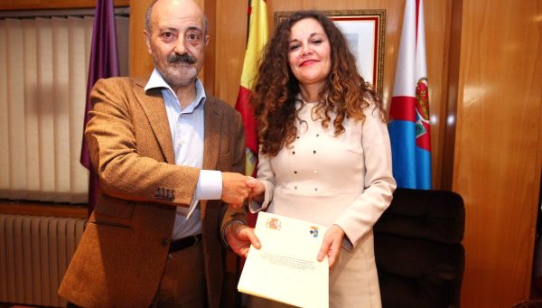 El presidente de la CH del Miño-Sil, José Antonio Quiroga, junto a la alcaldesa de Bembibre (León), Silvia Cao, durante la firma del protocolo de colaboración que posibilitará la financiación y ejecución del proyecto de demolición de la Presa del Real ubicada en San Facundo