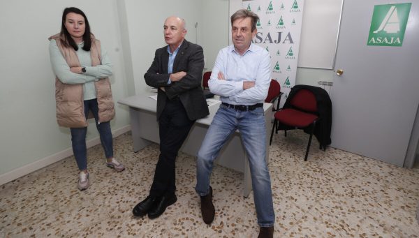 El presidente de Asaja León, Arsenio García, y el secretario general, José Antonio Turrado, valoran el año agrícola y el proceso electoral para medir la representatividad de las organizaciones agrarias, junto a la vicepresidenta y delegada en el Bierzo, Begoña Bello. / ICAL