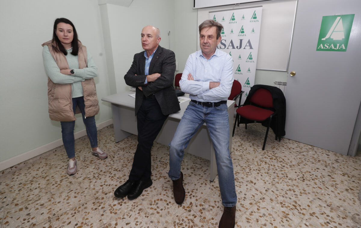 El presidente de Asaja León, Arsenio García, y el secretario general, José Antonio Turrado, valoran el año agrícola y el proceso electoral para medir la representatividad de las organizaciones agrarias, junto a la vicepresidenta y delegada en el Bierzo, Begoña Bello. / ICAL