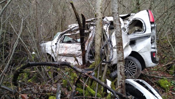 Estado en el que quedó la furgoneta siniestrada en Cuevas del Sil