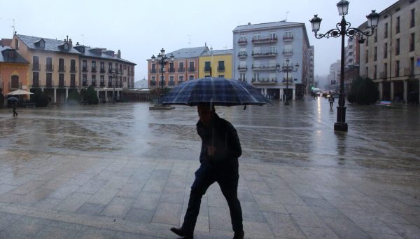 Día de intensa lluvia en Ponferrada. / C. Sánchez