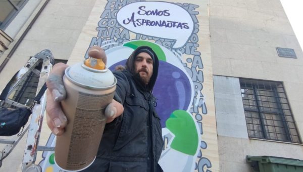 Asier Vera, con el mural de Asprona Bierzo