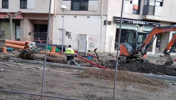 Trabajos en la rotonda de la avenida de Compostilla con Reino de León