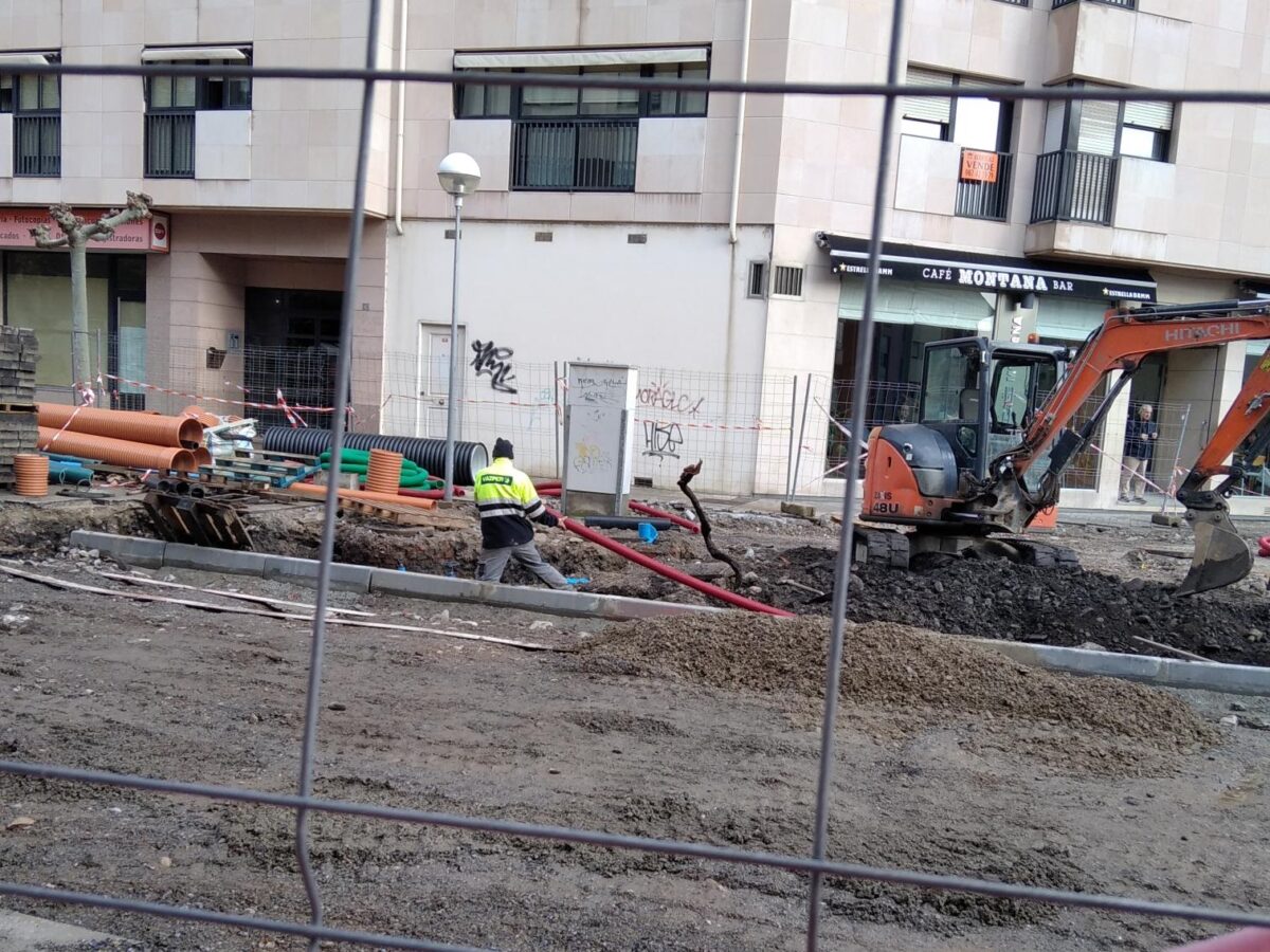 Trabajos en la rotonda de la avenida de Compostilla con Reino de León