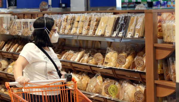 Una mujer hace la compra en un supermercado