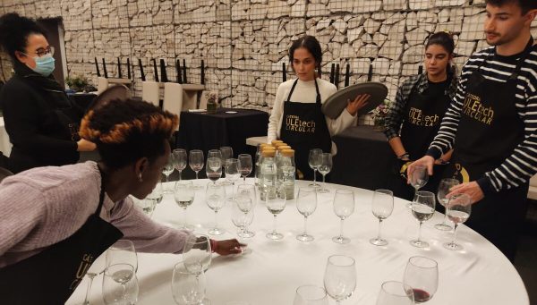 Alumnos del taller de restauración en sala del Campus de Ponferrada