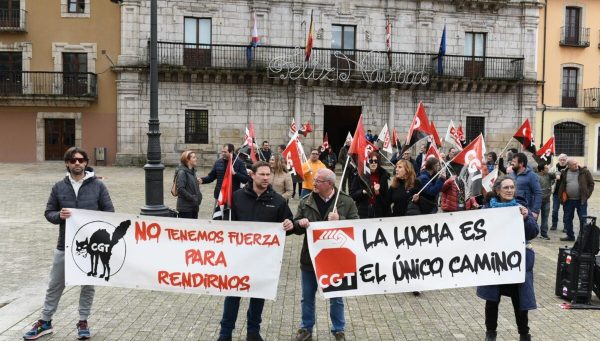 Concentración de protesta a las puertas del Ayuntamiento de Ponferrada. / Quinito