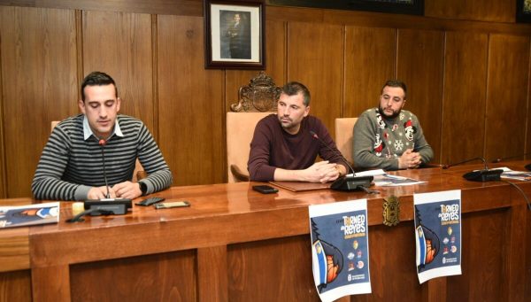 El concejal de Deportes, Iván Castrillo y Jorge Fernández e Iñaki Quintas en representación del Clínica Ponferrada SDP. / Quinito