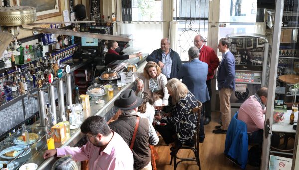 Bar del centro de Palencia sin aforo y con permiso de consumir en la barra. / ICAL