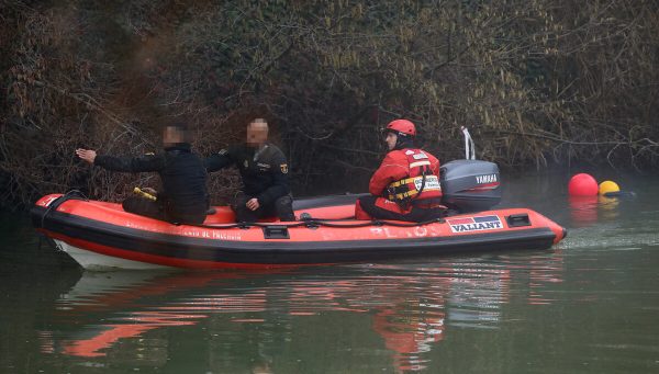 Los GEO y los bomberos balizan una zona del rio para localizar un vehículo hundido con un varón en las aguas del río Carrión a su paso por Palencia