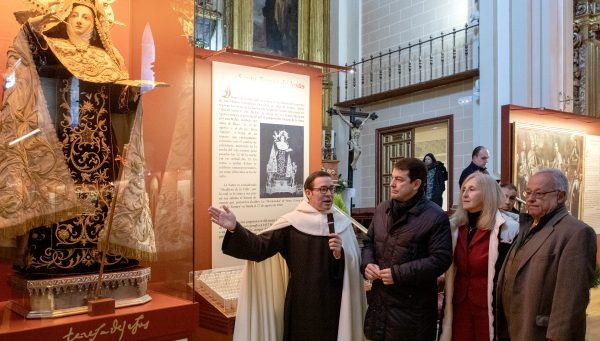 El presidente de la Junta de Castilla y León, Alfonso Fernández Mañueco, visita el Ayuntamiento de Alba de Tormes y, posteriormente, la exposición '''Teresa de Jesús: Mujer, Santa, Doctora'''.