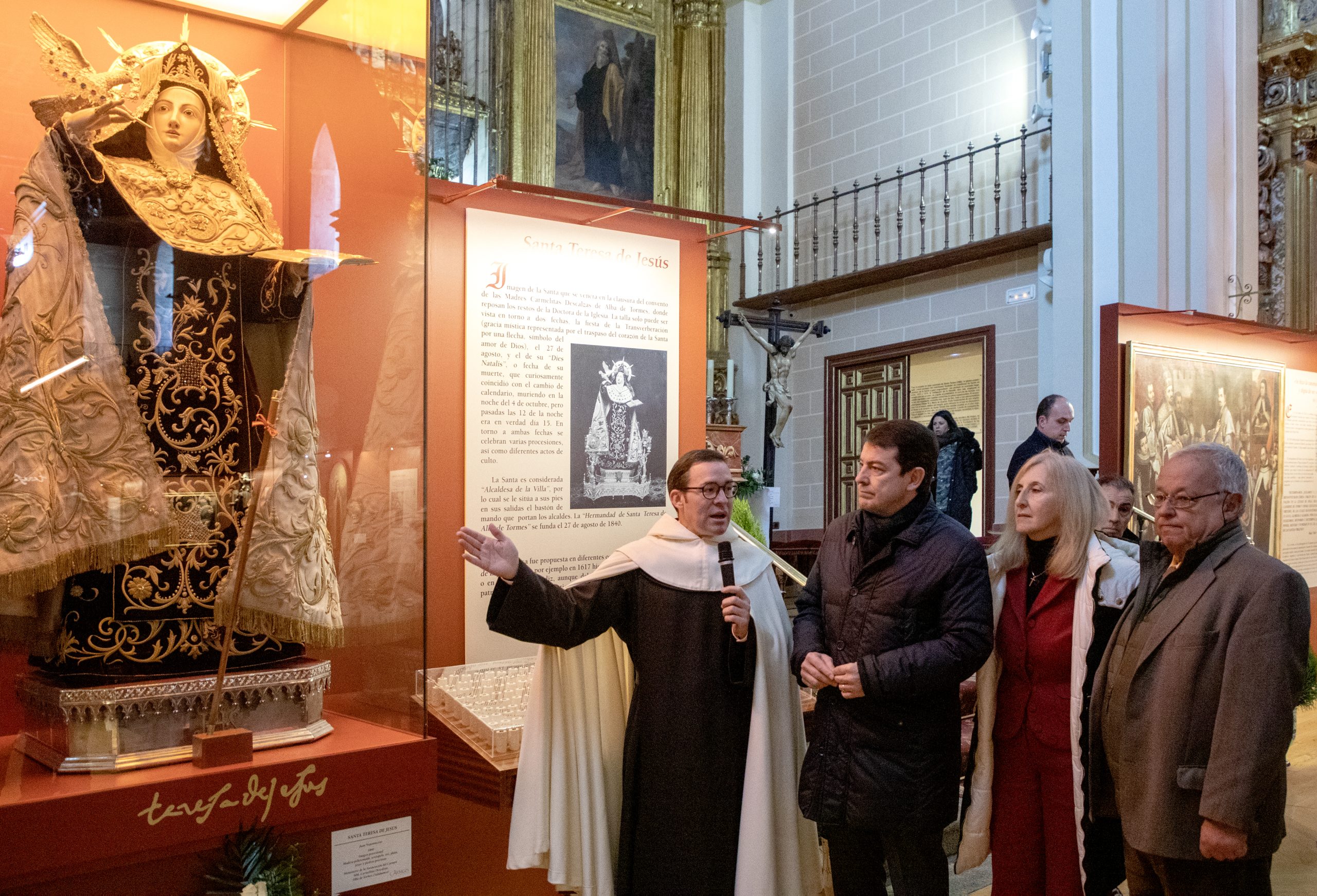 El presidente de la Junta de Castilla y León, Alfonso Fernández Mañueco, visita el Ayuntamiento de Alba de Tormes y, posteriormente, la exposición '''Teresa de Jesús: Mujer, Santa, Doctora'''.