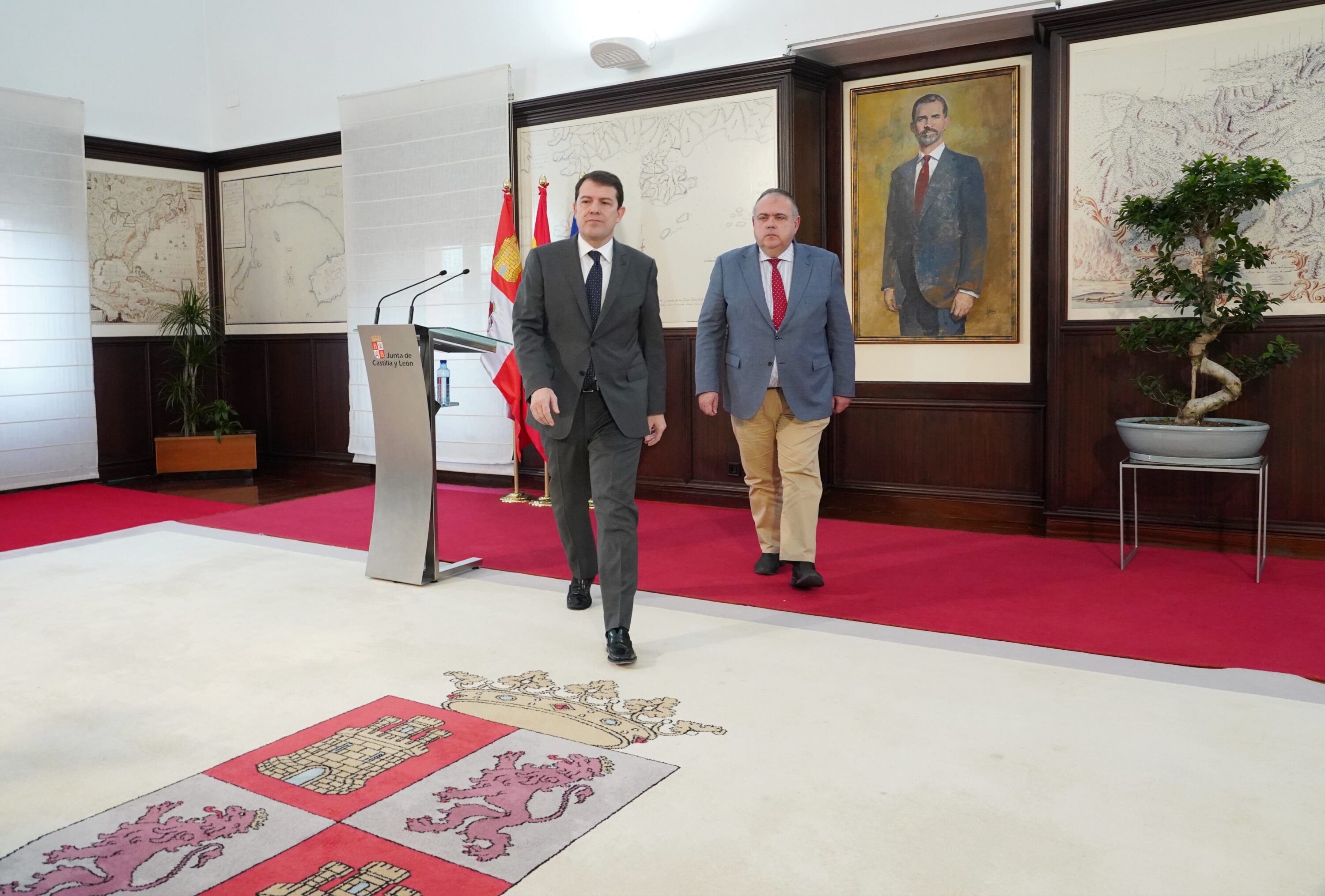 El presidente de la Junta, Alfonso Fernández Mañueco, y el consejero de Sanidad, Alejandro Vázquez. / ICAL