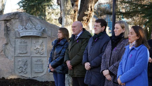 El presidente de la Junta, Alfonso Fernández Mañueco, y los consejeros Rocío Lucas, Jesús Julio Carnero, Isabel Blanco y María González, participan en un minuto de silencio en señal de condena por el presunto crimen de violencia de género ocurrido en Valladolid