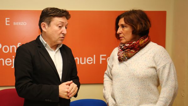 El portavoz de USE Bierzo en el Ayuntamiento de Ponferrada, Samuel Folgueral, junto a la concejala Cristina López, ofrecen una rueda de prensa sobre asuntos municipales. / ICAL