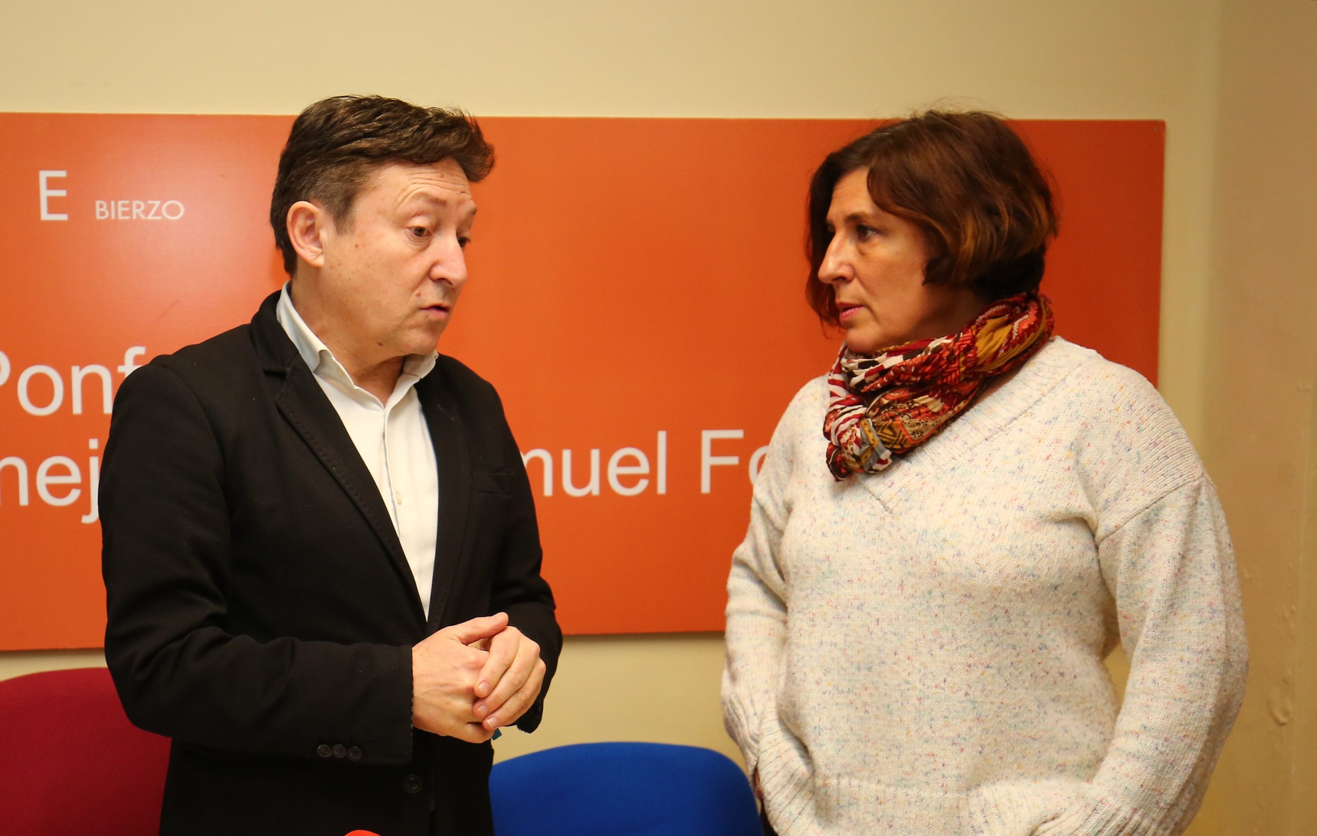 El portavoz de USE Bierzo en el Ayuntamiento de Ponferrada, Samuel Folgueral, junto a la concejala Cristina López, ofrecen una rueda de prensa sobre asuntos municipales. / ICAL