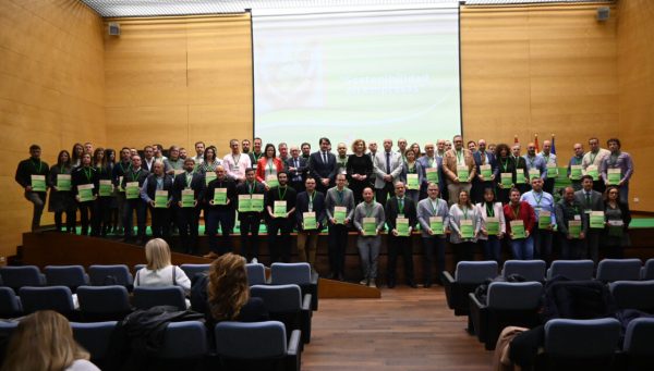 Entrega de placas de reconocimiento a 116 empresas de Castilla y León por su esfuerzo en la gestión ambiental