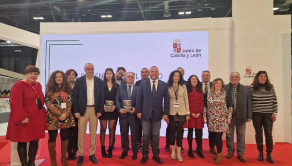 Representantes del Consejo Comarcal y diversos ayuntamientos del Bierzo en Fitur