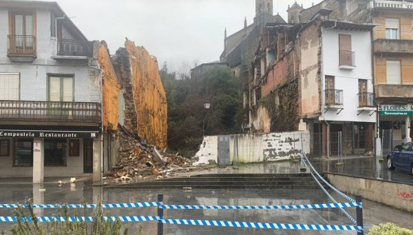 Derrumbe parcial de una vivienda en Villafranca del Bierzo