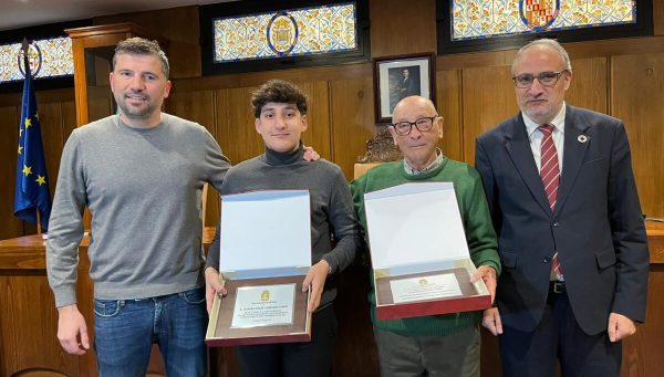 Acto de entrega de placas en reconocimiento deportivo a Damián Ángel Lorenzo y Eloy Hoyos Rueda. / EBD