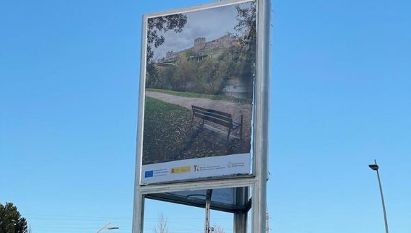 Estructura dañada de los carteles promocionales en Montearenas. / EBD