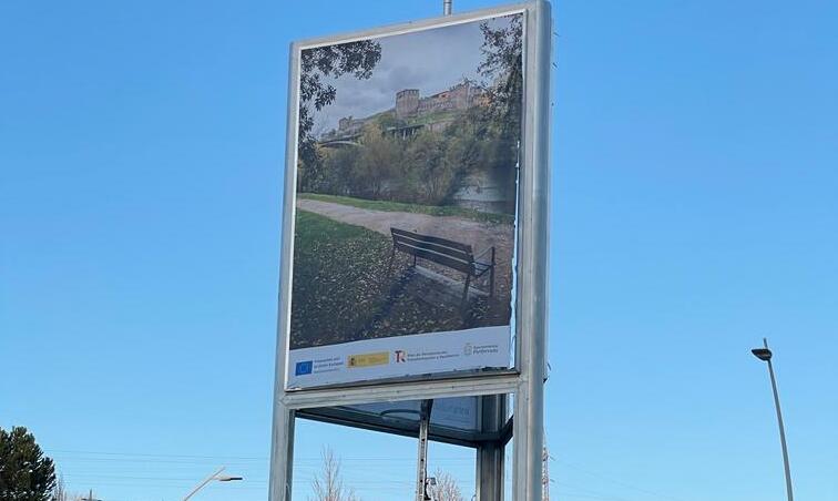 Estructura dañada de los carteles promocionales en Montearenas. / EBD