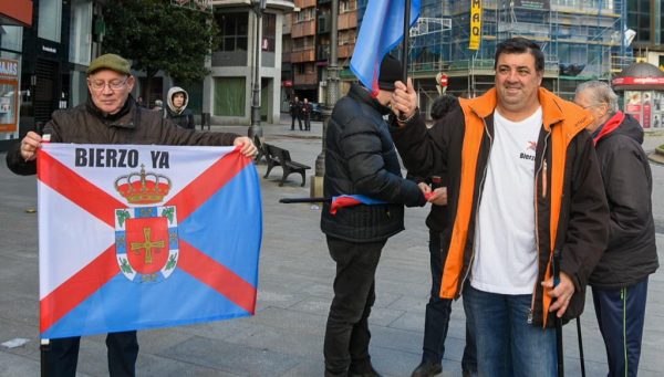 Concentración de Bierzo Ya en Lazúrtegui. / QUINITO