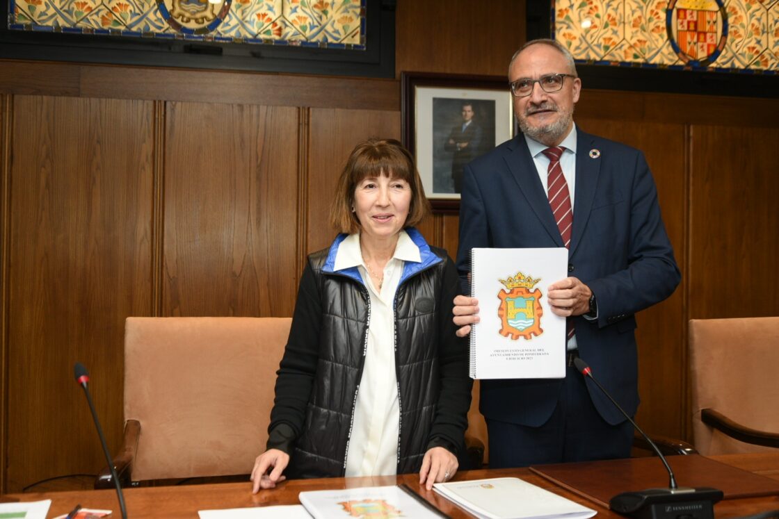 El alcalde de Ponferrada, Olegario Ramón, y la concejala de Hacienda, Innovación y Territorio Inteligente, Mabel Fernández, en la presentación de los Presupuestos para 2023. / QUINITO