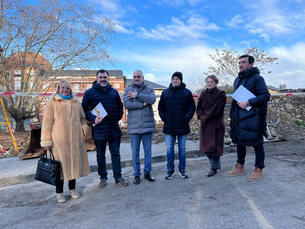 Visita del alcalde, Olegario Ramón, y los concejales Carmen Doel y Pedro F. Robles a las obras del parque de El Plantío. / EBD